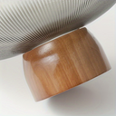 Tigela de vidro com pedestal de madeira — ideal para frutas, sobremesas e decoração de alto padrão.