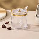 kit com três potes canelados transparentes com aro dourado, colheres e suporte metálico dourado – Casa Splendida