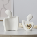 Escultura de casal em cerâmica com coração dourado. Presente simbólico e sofisticado para decorar com afeto.