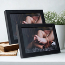 Kit com 2 porta-retratos 15x21 em madeira com vidro, estilo caixa com 3 cm de profundidade, disponível em 5 cores.