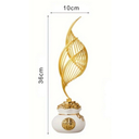 Escultura decorativa em cerâmica branca com dourado. Luxo refinado para salas, gabinetes, aparadores e escritórios.