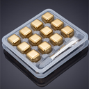 Kit com cubos dourados reutilizáveis para whisky. Aço inox, pinça de servir e estojo. Sofisticação ao servir sem diluir.