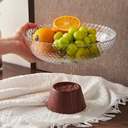 Fruteira com pedestal em estilo clássico — leve, elegante e ideal para decorar com frutas ou doces.