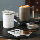 Canecas térmicas com design moderno em branco e bege, ideais para café ou cappuccino, com tampa e alça ergonômica