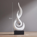Escultura decorativa de resina com design fluido e elegante. Perfeita para sala, escritório ou mesa de centro.