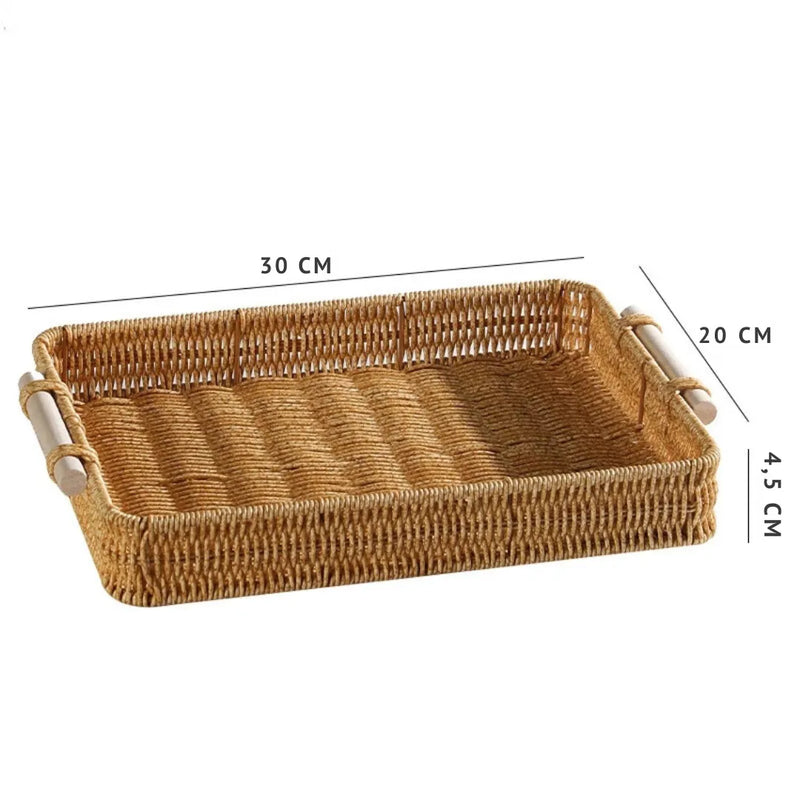 Bandeja retangular estilo rattan tecido à mão, com alça de madeira e estrutura firme Casa Splendida.


