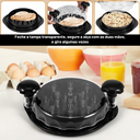 Utensílio manual desfiando frango cozido com facilidade, perfeito para receitas rápidas