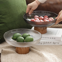 Tigela de vidro com pedestal de madeira — ideal para frutas, sobremesas e decoração de alto padrão.