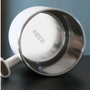 Canecas térmicas com design moderno em branco e bege, ideais para café ou cappuccino, com tampa e alça ergonômica