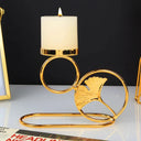 Castiçal moderno europeu em metal dourado com espaço para velas tealight
