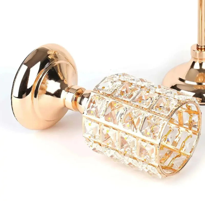 “Kit 3 castiçais dourado com estrutura de metal e cristais acrílicos lapidados