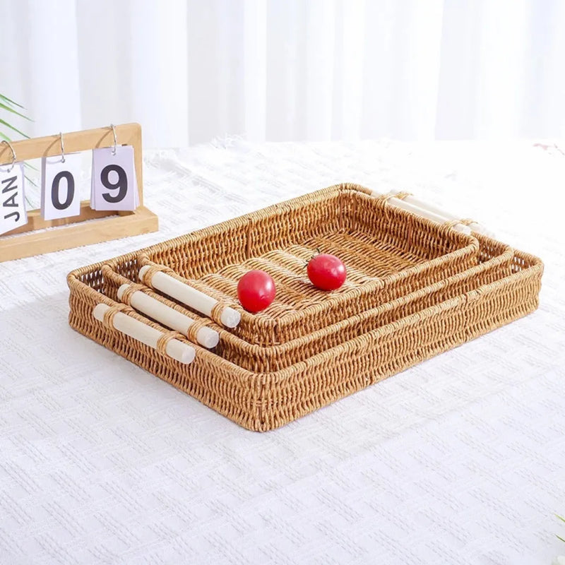 Bandeja retangular estilo rattan tecido à mão, com alça de madeira e estrutura firme Casa Splendida.


