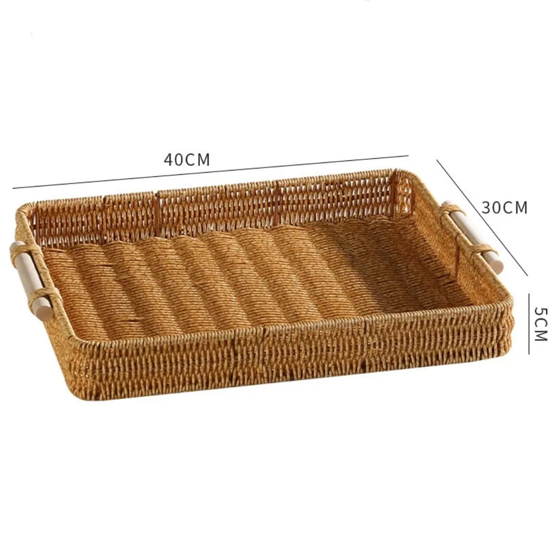 Bandeja retangular estilo rattan tecido à mão, com alça de madeira e estrutura firme Casa Splendida.

