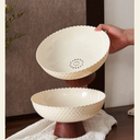 Fruteira com pedestal em estilo clássico — leve, elegante e ideal para decorar com frutas ou doces.