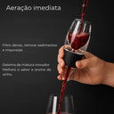  Pessoa segurando o Aerador Portátil de Vinho Luxo Casa Splendida enquanto serve vinho diretamente na taça.