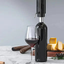 Aerador de Vinho Elétrico Recarregável Casa Splendida encaixado na garrafa de vinho pronto para uso.