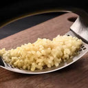 Amassador de alho Casa Splendida com alho triturado – ideal para preparar receitas brasileiras com rapidez