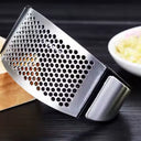 Amassador de alho manual com cabo em ABS e estrutura de aço inox – compacto, durável e fácil de limpar