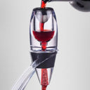 Close do Aerador de Vinho Luxo com Suporte Casa Splendida em funcionamento, filtrando e aerando o vinho.