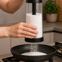 Tapioqueira Casa Splendida em uso com tapioca caindo uniformemente na frigideira – utensílio compacto com peneira integrada.