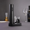 Kit de acessórios para vinho Casa Splendida com abridor elétrico USB sobre base preta e taça elegante ao fundo.