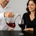 Serviço elegante com o Decanter de Cristal Premium Casa Splendida, realçando o aroma e o sabor do vinho tinto.