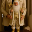 Boneco de papai noel dourado modelo de 60cm a frente de uma mulher em pé.