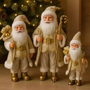 Bonecos de papai noel dourado em uma sala bonita a frente de uma arvore de natal