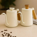 Bule Inox Chaleira Gooseneck Branco Off 550ml com Cabo de Madeira e Termômetro para Café e Chá Casa Splendida