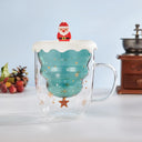 Caneca de Natal Casa Splendida servindo bebida verde natalina com marshmallows, destacando o design exclusivo.