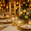Candelabro dourado clássico da Casa Splendida em mesa posta elegante com velas acesas e decoração sofisticada.