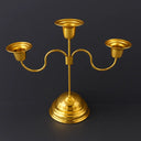 Candelabro dourado em latão para três velas, estilo clássico europeu, Casa Splendida.