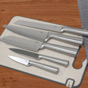 Conjunto de facas inox premium com cinco peças dispostas em tábua de corte sobre bancada de madeira – Casa Splendida