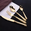 Faqueiro inox dourado 24 peças com brilho espelhado em mesa posta com prato branco e composição elegante