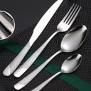 Conjunto de talheres inox com cabo texturizado sobre fundo preto elegante, visão superior detalhada