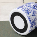 Garrafa térmica azul floral deitada mostrando a base inferior e acabamento