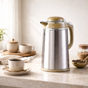 Garrafa térmica inox 1300ml verde oliva em bancada com xícaras, ideal para servir café e chá