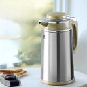 Garrafa térmica inox verde oliva 1,3 litros em pé sobre bancada, vista frontal