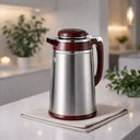 Garrafa Térmica Inox Mogno Vermelho para Café Luxo Cristallo 1300ml Casa Splendida em bancada de cozinha elegante
