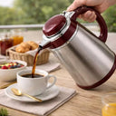 Garrafa Térmica Inox Mogno Vermelho para Café Luxo Cristallo 1300ml Casa Splendida servindo café na xícara