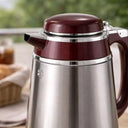 Close do topo e acabamento mogno vermelho da Garrafa Térmica Inox para Café Luxo Cristallo 1300ml Casa Splendida