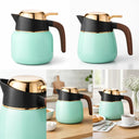 Duas garrafas térmicas verdes com tampa dourada e alça de madeira em composição de mesa, variações do produto