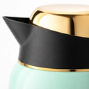 Close da tampa com bico de servir da garrafa térmica verde menta, acabamento preto e detalhe dourado