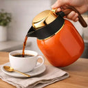 Garrafa Térmica Luxo Valenza para Café e Chá 1L Laranja Casa Splendida sendo utilizada para servir um café