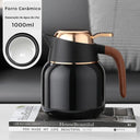 Garrafa térmica preta 1 litro com embalagem ao fundo e acessórios, apresentação do produto