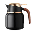 Garrafa térmica preta com detalhes dourados e alça amadeirada em fundo branco, vista 3/4