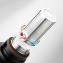 Filtro infusor removível em inox sendo encaixado na tampa da garrafa térmica, ideal para chá e infusões