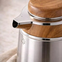 Detalhe da tampa e bico da Garrafa térmica inox Madeira Nogueira para café Luxo Cristallo 1300ml Casa Splendida