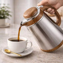 Mão servindo café com a Garrafa térmica inox Madeira Nogueira Luxo Cristallo 1300ml Casa Splendida