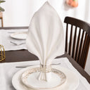 Guardanapo de linho bege em mesa posta elegante com prato decorado